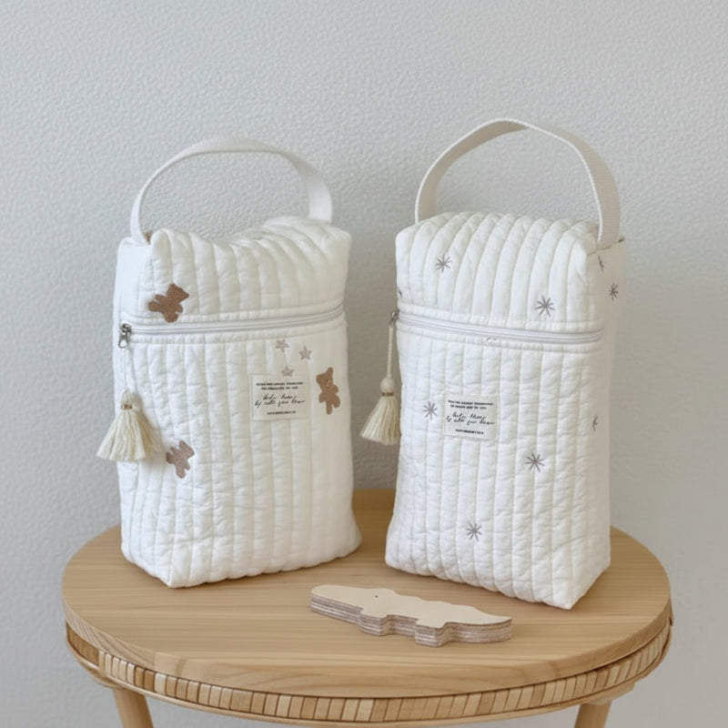 2 modèles des rangements de couches pour bébé posés sur une table