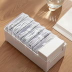 7 petites boites transparentes rangées dans une grosse boite blanche