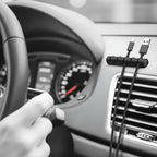 l'attache câble adhésif utilisé à bord d'une voiture