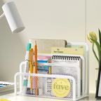 bannette bureau blanc de côté remplit sur un bureau