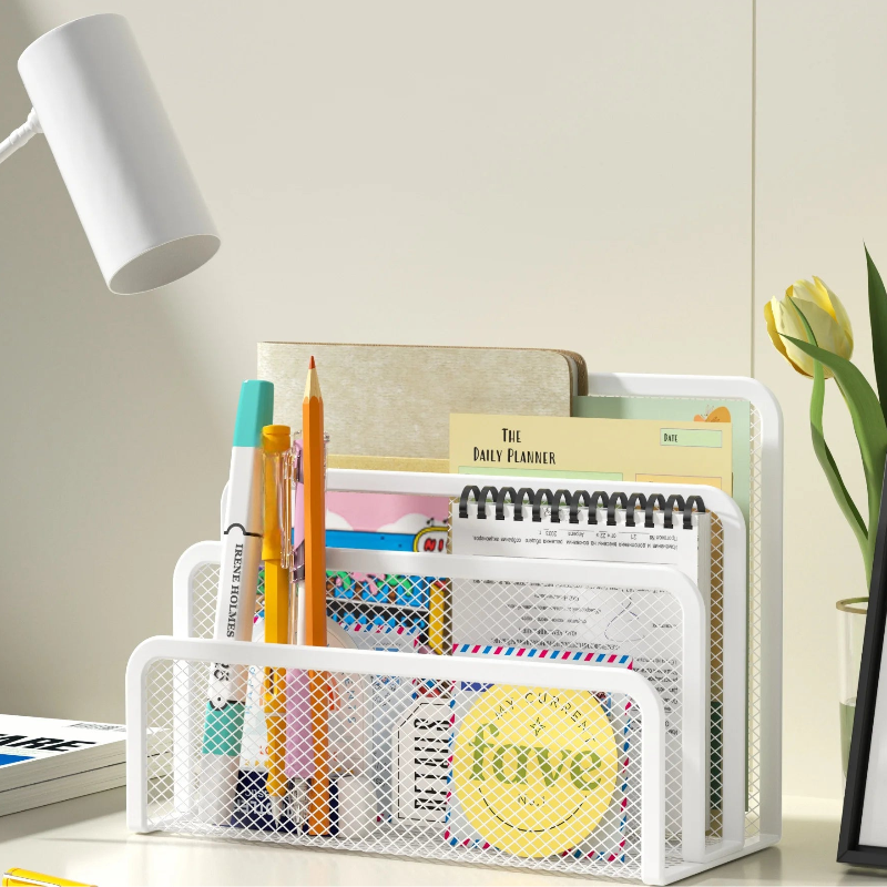 bannette bureau blanc de côté remplit sur un bureau