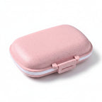 boîte à pilule de couleur rose sur fond blanc