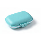 boîte à pilule de couleur turquoise sur fond blanc