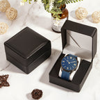 boîte carrée de rangement montre de couleur noir sur une table