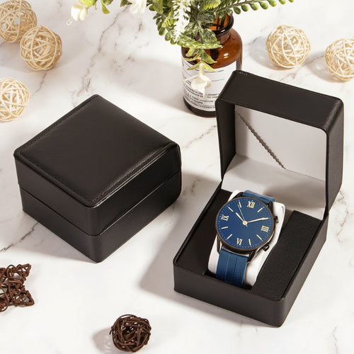 boîte carrée de rangement montre de couleur noir sur une table