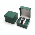 boîte carrée de rangement montre de couleur vert sur fond blanc