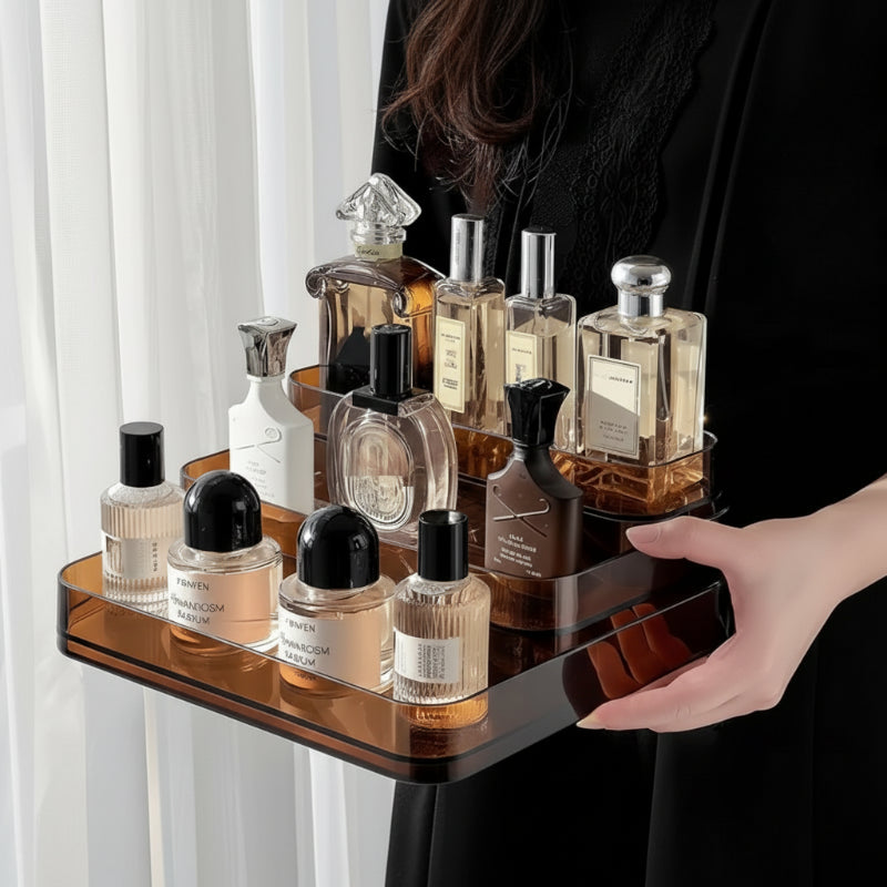 boîte parfum couleur café tenu par une femme