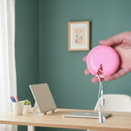 boîte de rangement pour écouteurs de couleur rose avec des écouteurs filaires