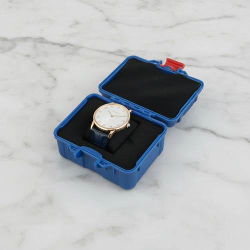 boite de rangement étanche pour montres sur une table en marbre