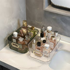 boîte de rangement pour flacons de parfums dans une salle de bain