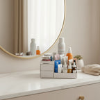 boîte à rangement pour maquillage sur une commode avec un miroir