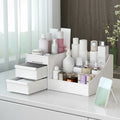 boîte de rangement pour maquillage remplit sur une table