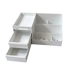 boite rangement maquillage vide sur fond blanc