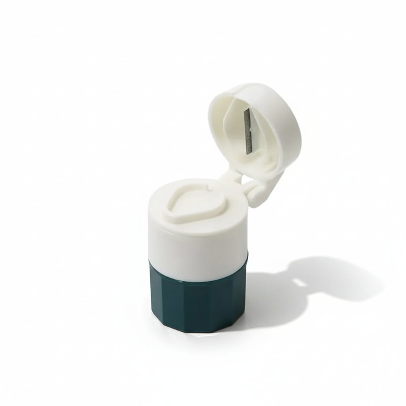 boîte de rangement pour médicament 4 en 1 portable vide sur fond blanc