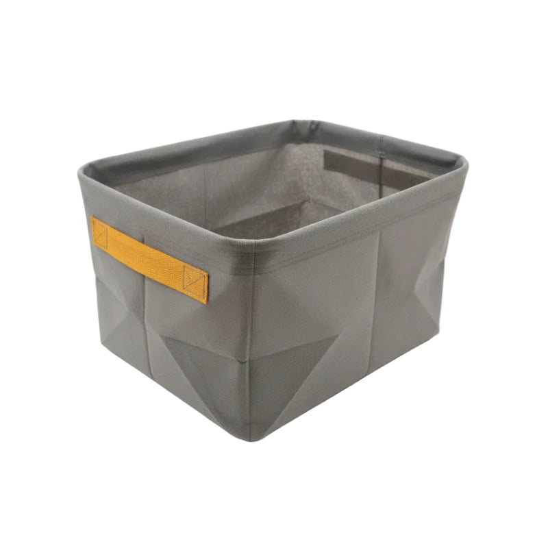 boîte de rangement pour vêtements vide sur fond blanc