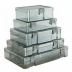 boites empilees plastique sur fond blanc