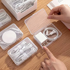7 boîtes de rangement pour câbles de chargeurs posé sur un bureau