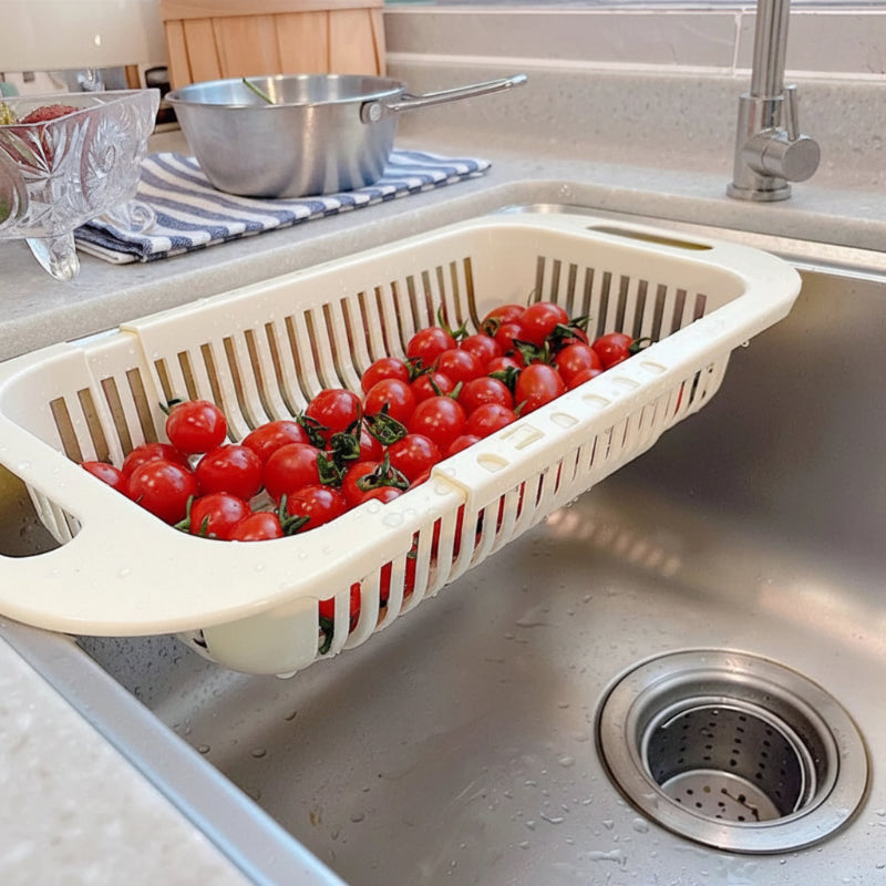 cerises rangés dans l'organisateur d’évier rétractable