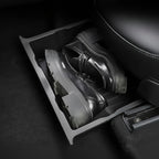 chaussures rangées dans l'organisateur de voiture sous siège de couleur noir