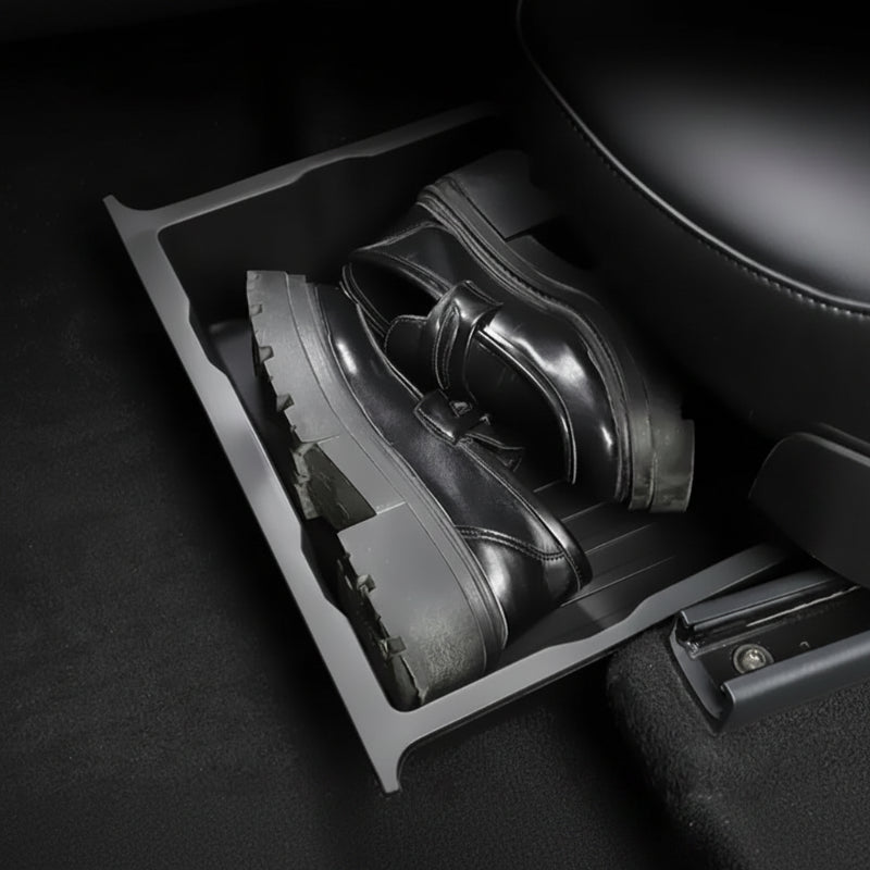 chaussures rangées dans l'organisateur de voiture sous siège de couleur noir