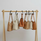 crochet organisateur pour sacs dans un dressing