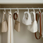 crochet organisateur pour sacs dans un dressing