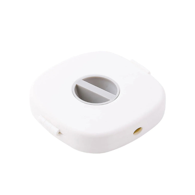 enrouleur de rangement pour câbles de couleur blanc sur fond blanc