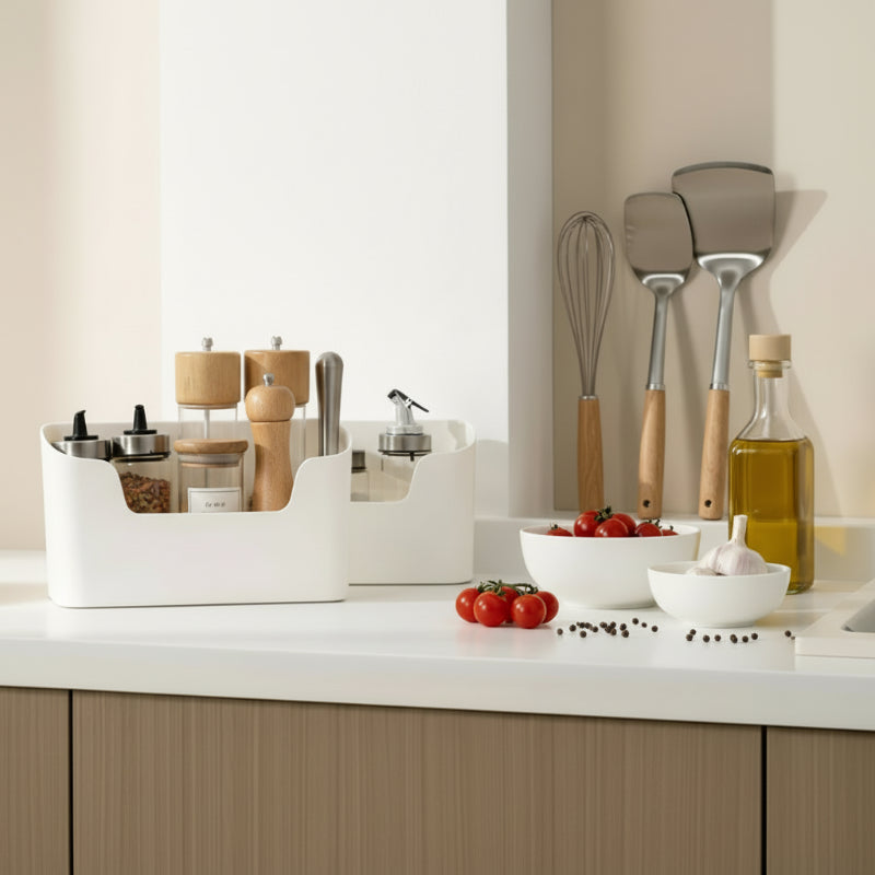 étagère pour placard sur le plan de travail d'une cuisine