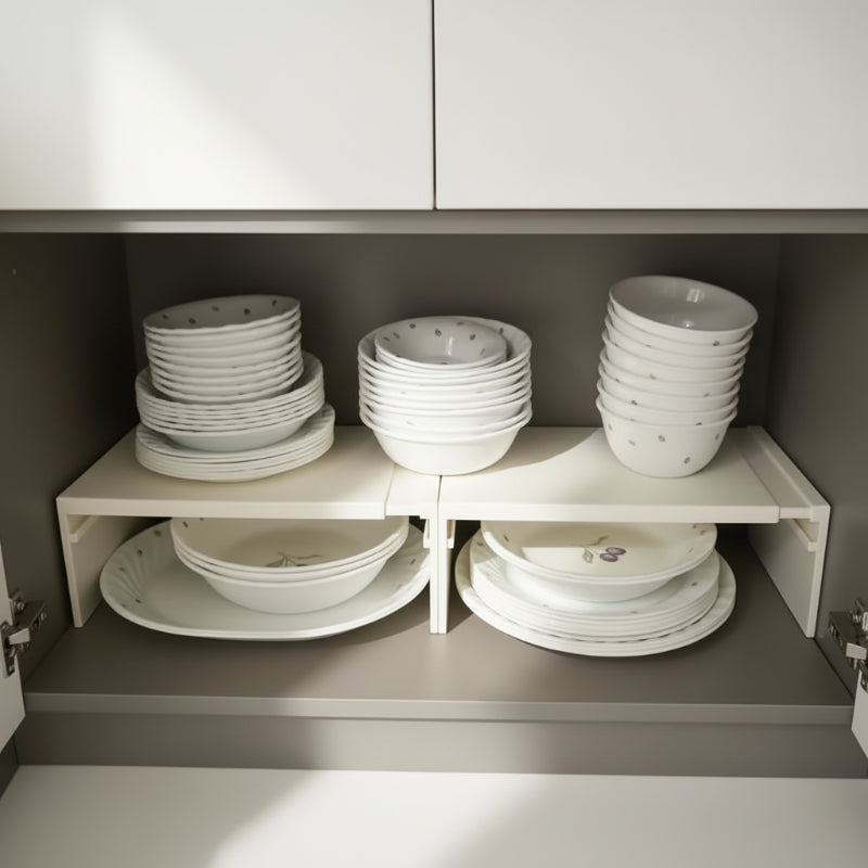 étagères rétractable placés dans un placard de cuisine blanc