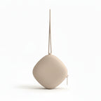 étui de rangement pour tétine bébé sur fond blanc