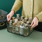 femme porte boîte de rangement pour flacons de parfums