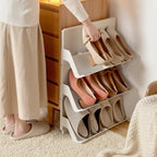 femme range des talons dans l'organisateur de chaussures empilable 