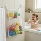 filet de rangement pour jouets bébé de couleur blanc dans une baignoire avec un enfant