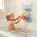 filet de rangement pour jouets bébé de couleur bleu dans une baignoire avec un enfant