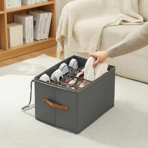 homme range des chaussures dans la boîte de rangement sur un tapis