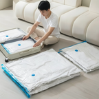 homme range avec des organisateur de valise sous vide manuelle