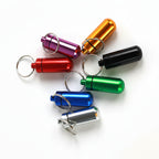 mini rangement de médicaments étanche des différentes coloris sur fond blanc