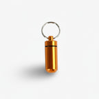 mini rangement de médicaments étanche de couleur orange sur fond blanc