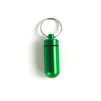 mini rangement de médicaments étanche de couleur vert sur fond blanc
