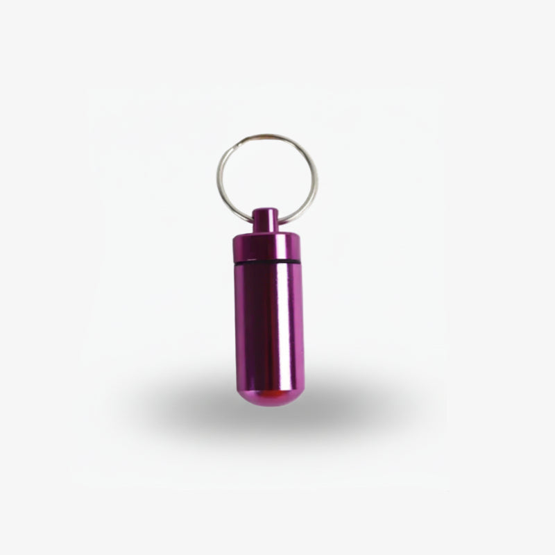 mini rangement de médicaments étanche de couleur violet sur fond blanc