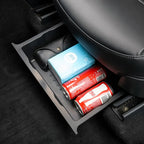 accessoires rangés dans l'organisateur de voiture sous siège de couleur noir