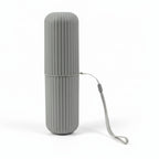 organisateur de brosse à dents de voyage de couleur gris sur fond blanc