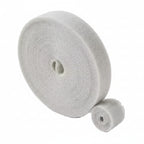 organisateur câble pour bureau gris sur fond blanc