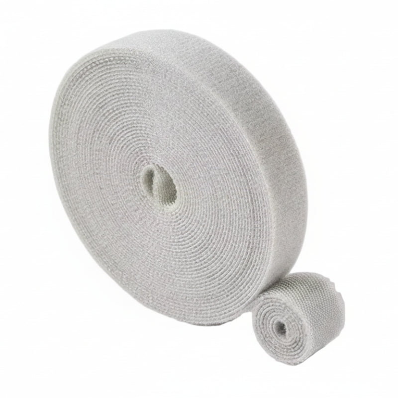 organisateur câble pour bureau gris sur fond blanc