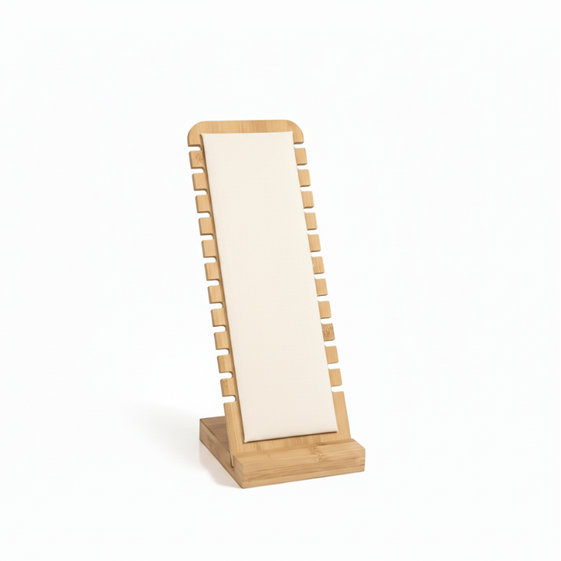 organisateur de colliers en bambou de couleur blanc sur fond blanc