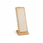 organisateur de colliers en bambou de couleur rose sur fond blanc