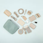organisateur cosmétique pour voyage avec des accessoires et câbles