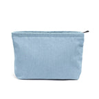 organisateur cosmétique pour voyage de couleur bleu sur fond blanc