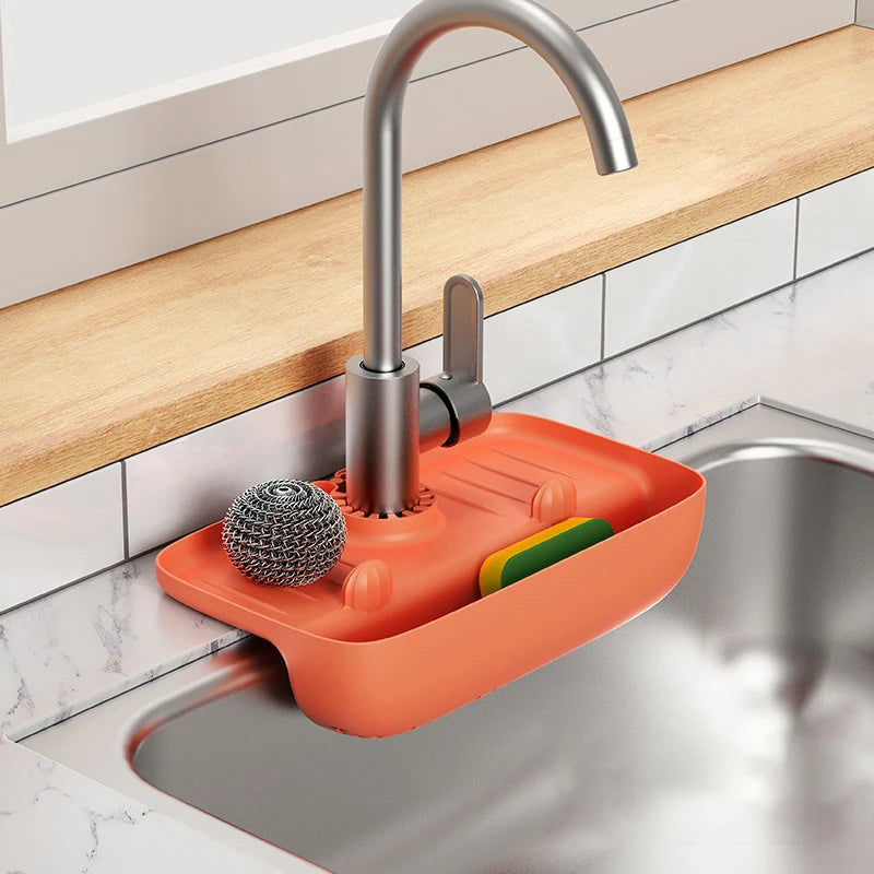 l'organisateur d’évier antidérapant de couleur orange sur un évier d'une cuisine