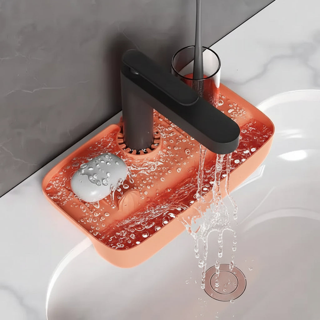l'organisateur d’évier antidérapant de couleur orange sur un robinet noir